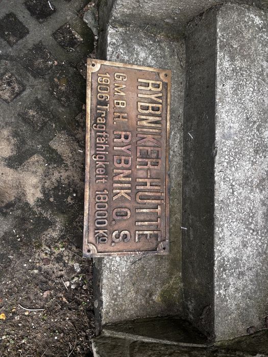 Zabytkowa mosiężna tablica niemiecka