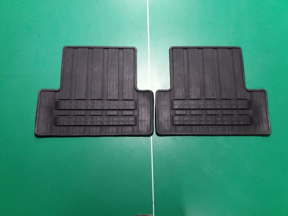 Коврики задние резиновые универсальные.