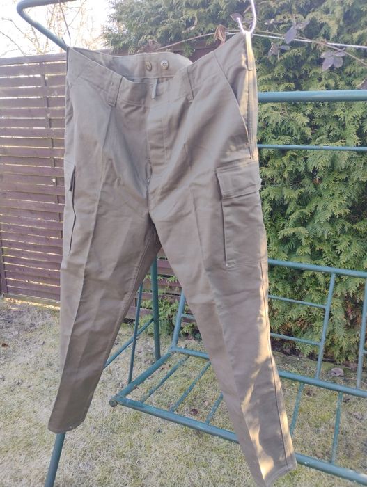 Spodnie wojskowe, mocne bojówki i