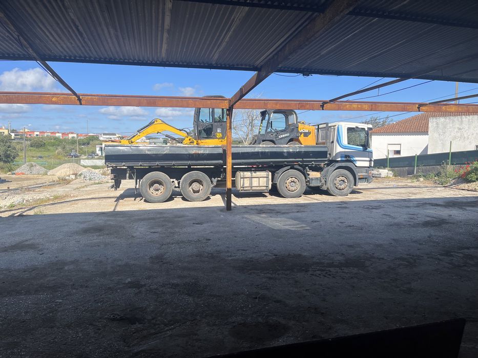 Serviço de máquinas camião grua e carrinha basculante