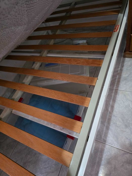 Cama de solteiro com colchão e estrado