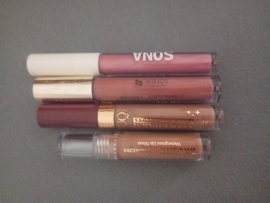 Błyszczyki do ust sztuka nowe