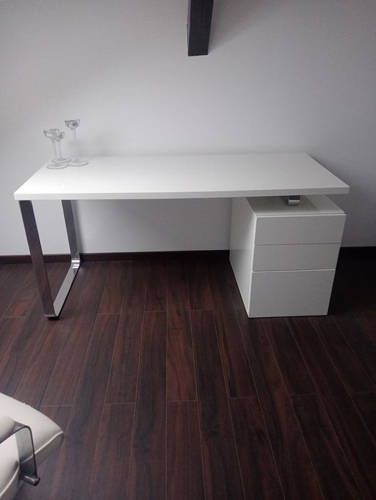 Łóżko białe - skóra