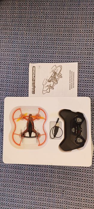 Drone pequeno em bom estado.