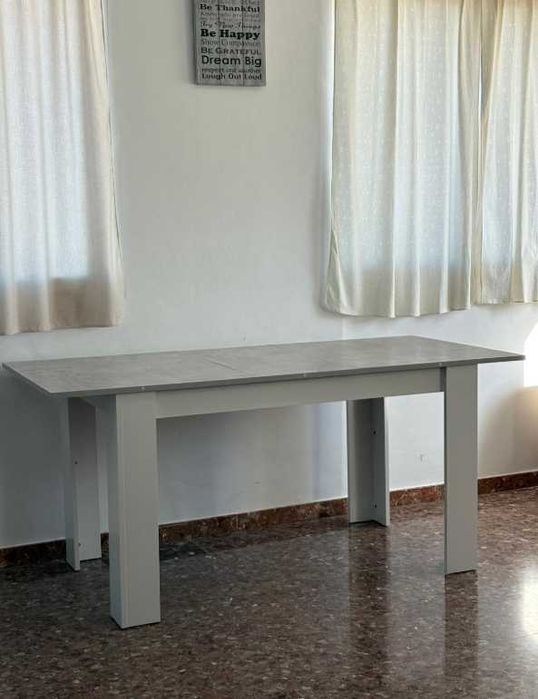 mesa extensível disponível em várias cores