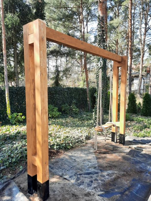 Nowoczesna huśtawka ogrodowa drewniana, stelaż