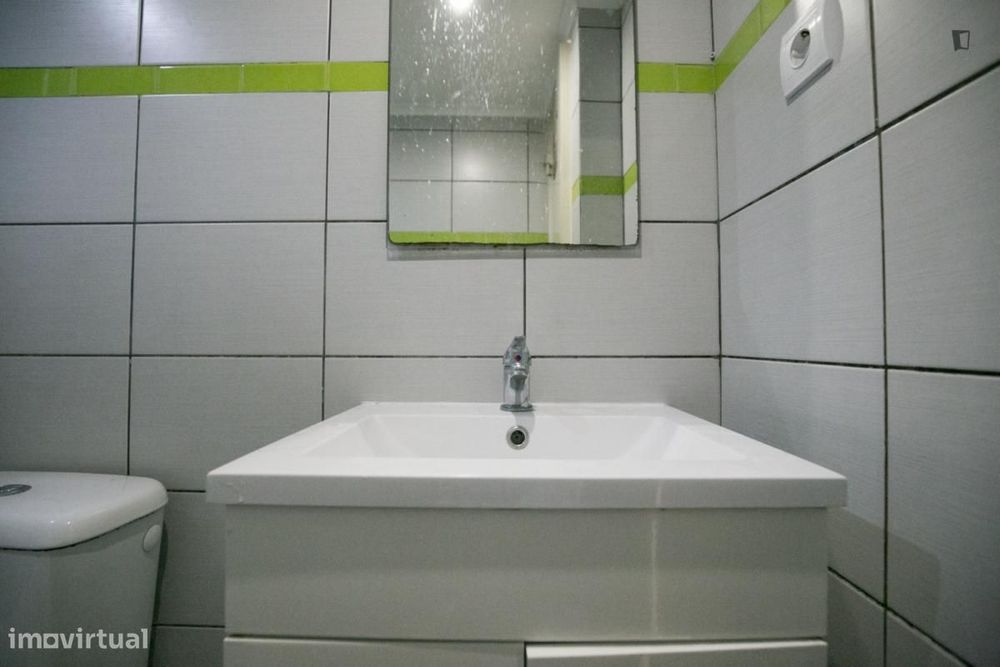 Quarto - localizado em Alameda Lisbon