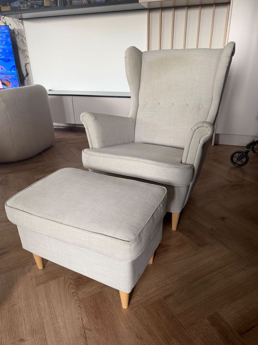 Fotel uszak Ikea z podnóżkiem strandmon