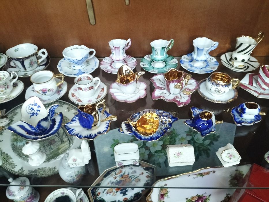 Coleção de chávenas pintadas há mão