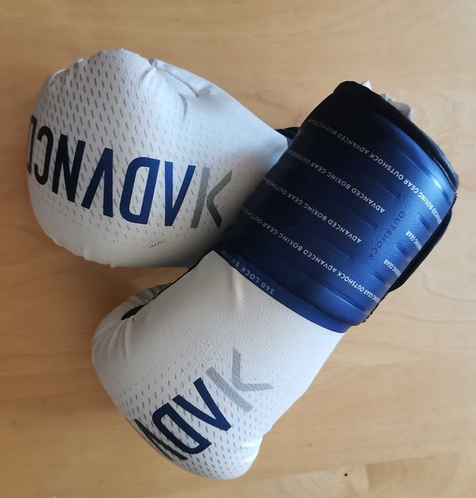 Gruszka bokserska z rękawicami