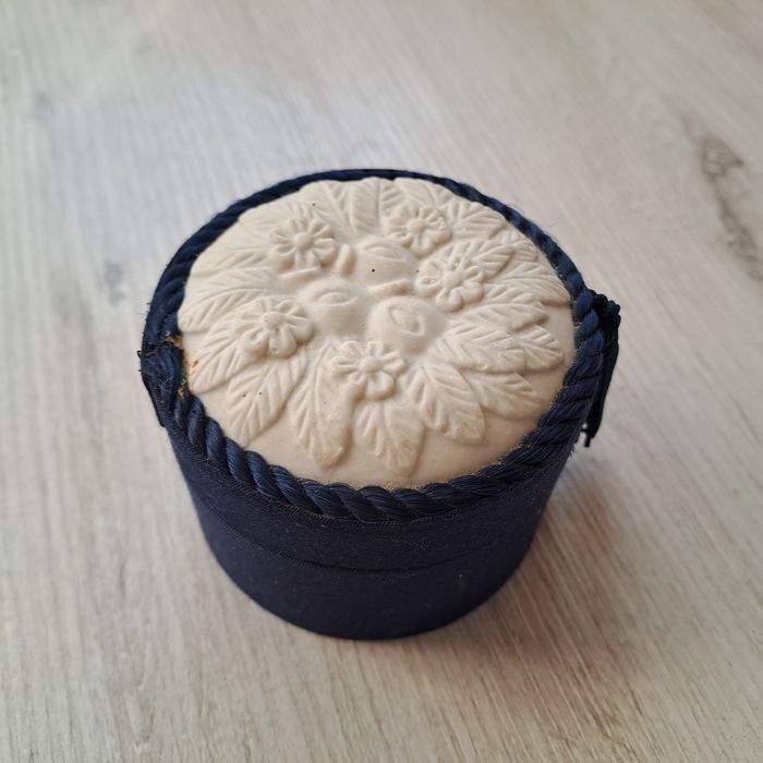 Pudełko pojemnik na biżuterię granatowe porcelanowe biskwitowe wieczko