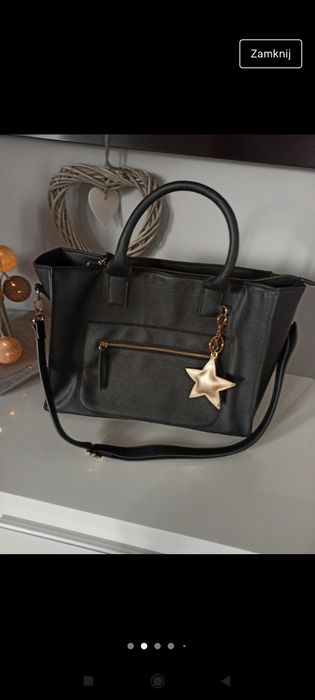 Czarna sztywna torba mieszcząca A4