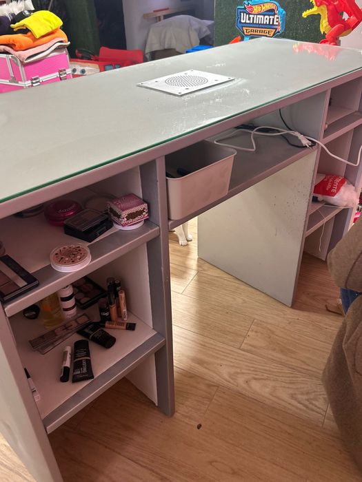 Mesa de esteticista com aspirador