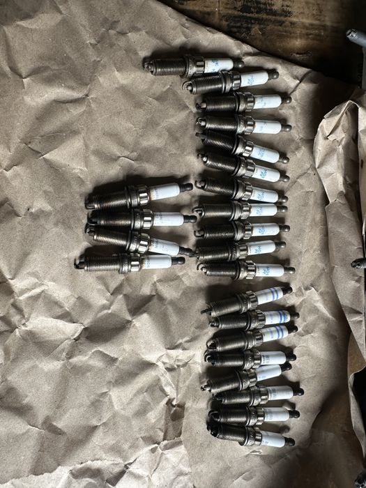 Продам свечи  Пежо Ситроен ер3-ер6 1.4-1.6vti