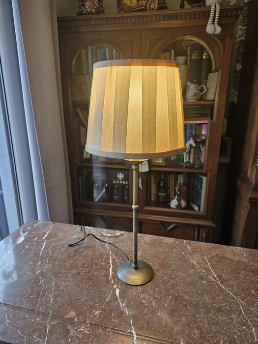 Stara lampka na stalowej nodze