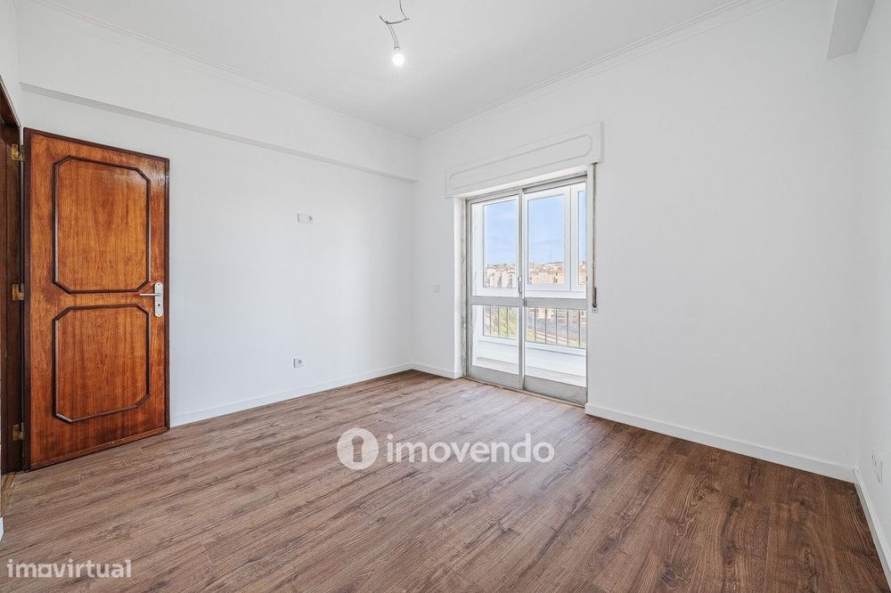 Apartamento T2 remodelado, com cozinha equipada, na Reboleira