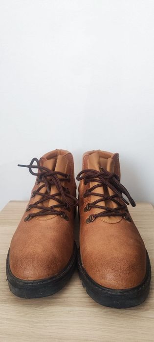 Botas em pele, feitas à mão