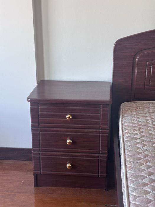 Mobília de Quarto Completa em Madeira (Cama + Colchão + Cómoda + 2 Mesinhas + Cadeira + Candeeiro)