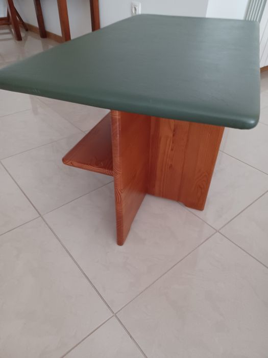 Mesa de madeira com tampo forrado