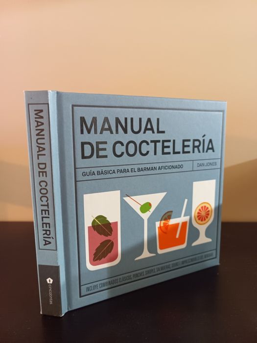 Livro de receitas e acessórios de coctelaria