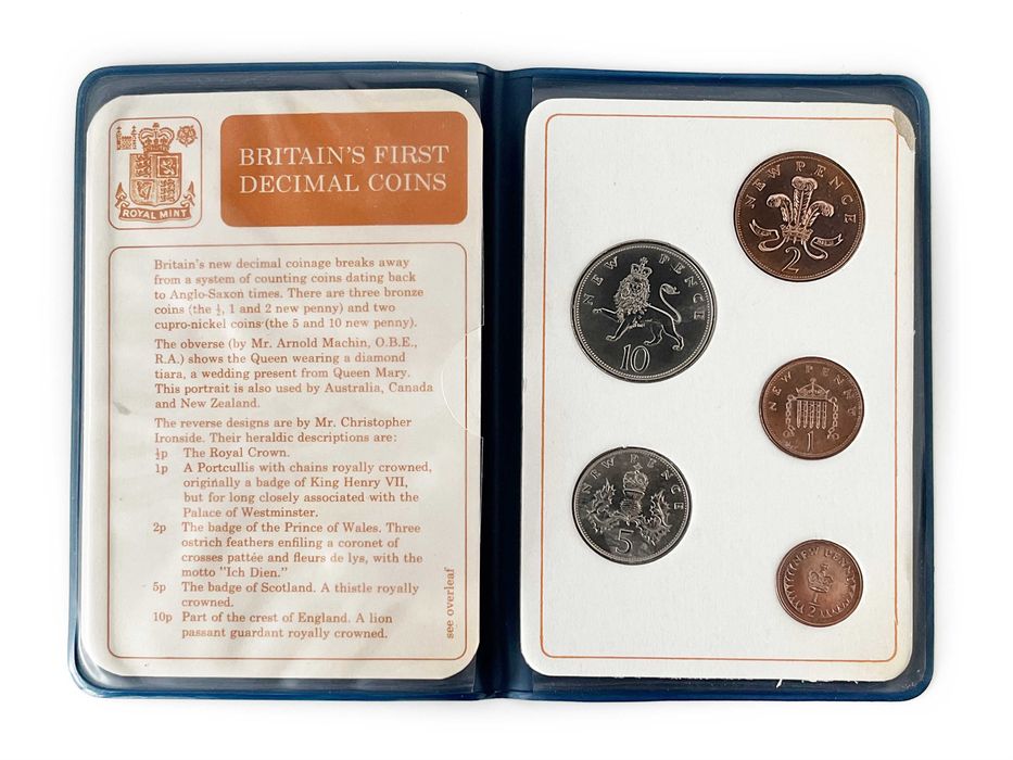 Coleção de primeiras moedas Britânicas no sistema decimal.
