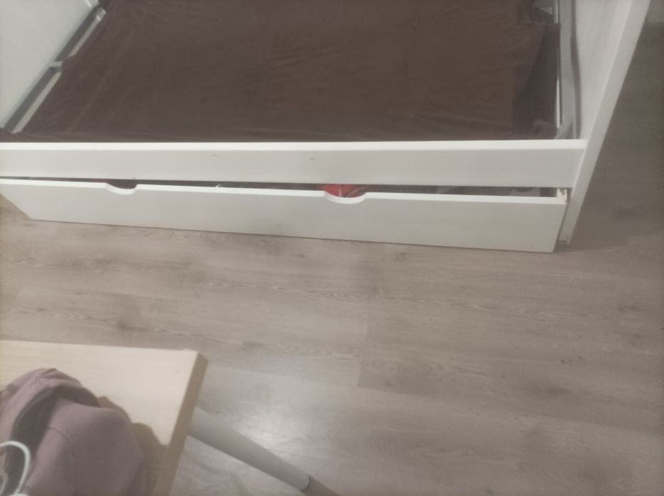 Cama de solteiro dupla com gavetão.