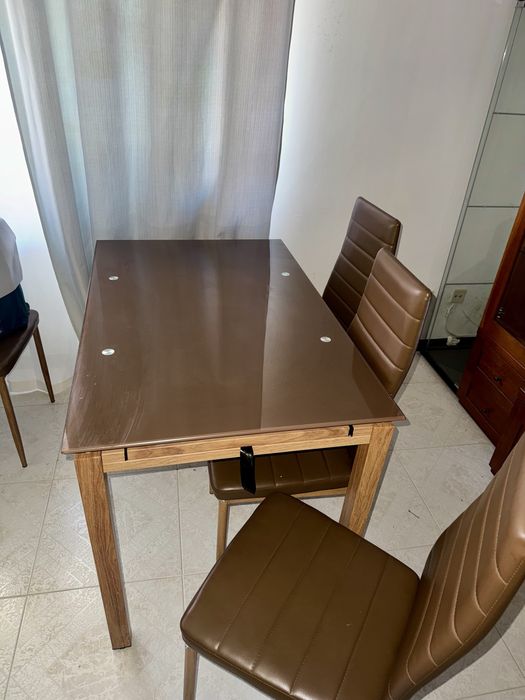 Mesa extensivel com 6 cadeiras