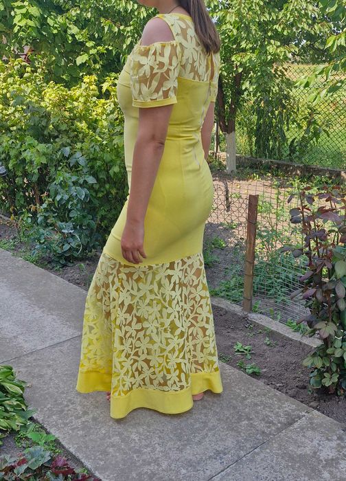 Святкова жіноча сукня з мереживом