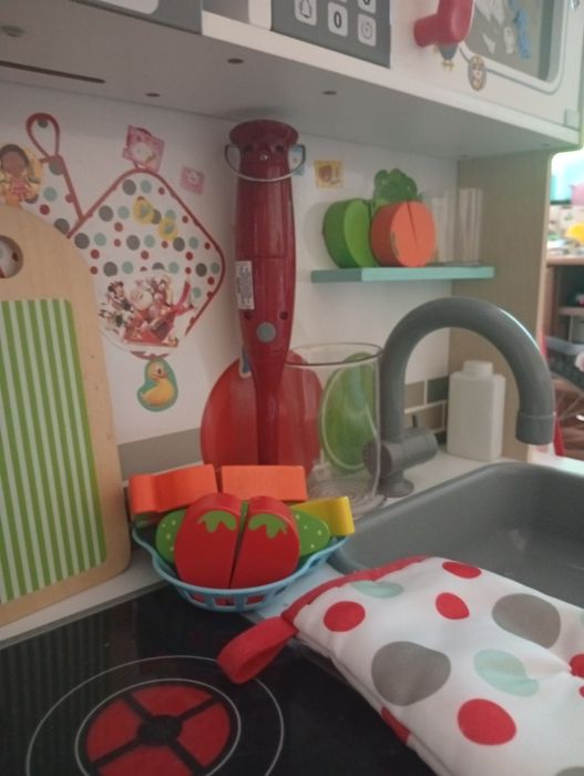 Sprzedam kuchenke zabawkowa z akcesoriami widocznymi na zdjeciach