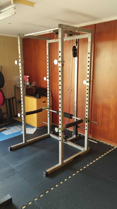 Power rack c/polia alta/baixa, barra de elevações e suporte de discos