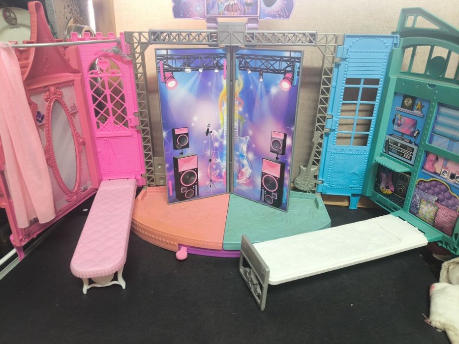 Barbie Rock 'n Royals Palco e Acampamento 2 em 1
Dê vida à magia do fi