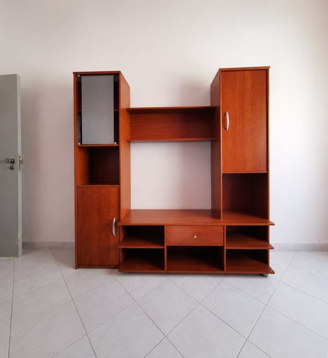 Móvel de sala para TV e arrumação em bom estado"1.80x1.80"