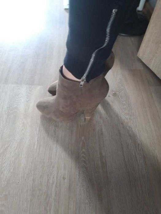 Szpilki  Zamszowe botki