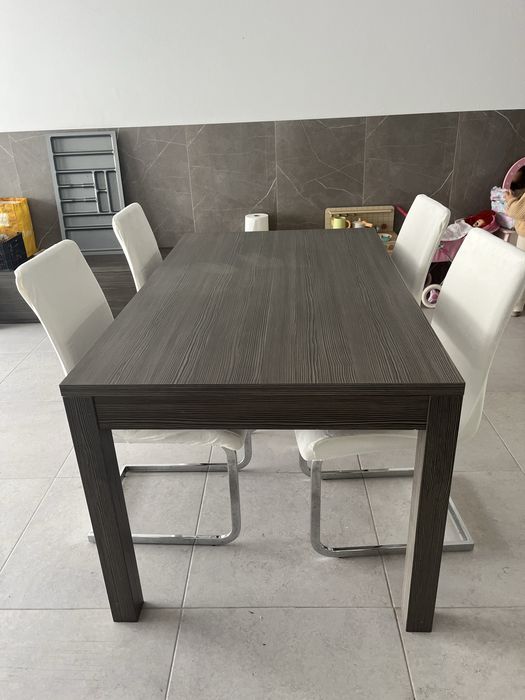 Mesa de jantar e 4 cadeiras Conforama