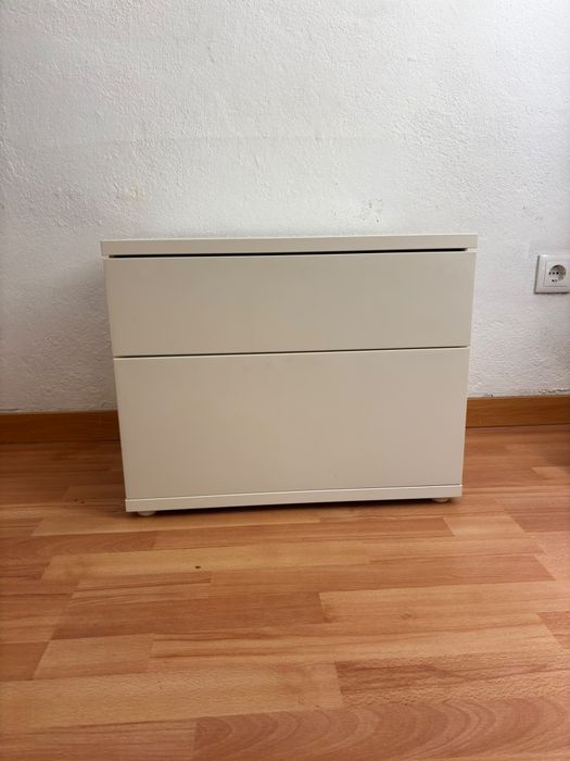 Mesa de cabeceira em branco