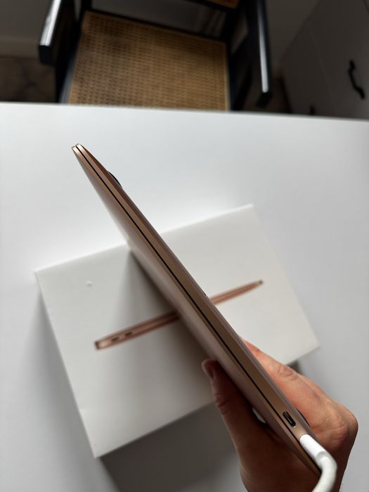 Macbook Air 2020 Różowy  8gb 256gb i3 180 cykli ładowania Stan Bardzo Dobry