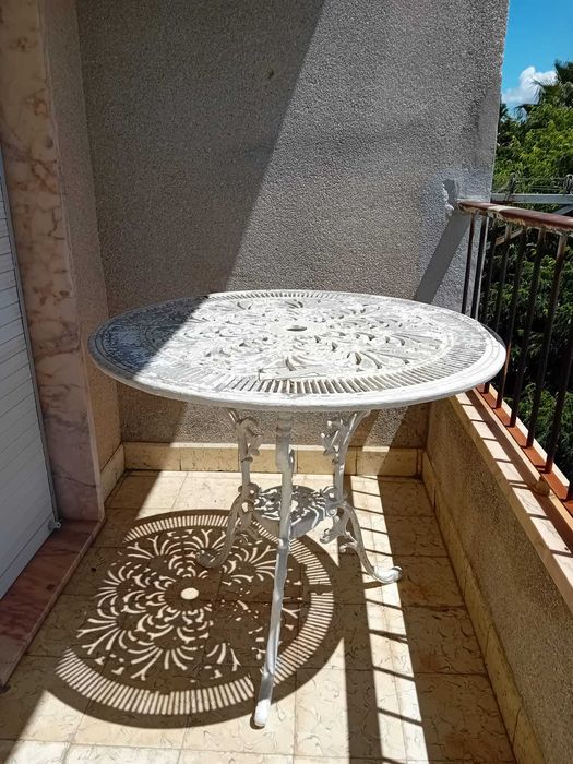 Mesa e 4 cadeiras em ferro fundido