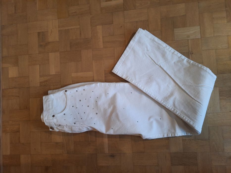 Białe spodnie z dżetami