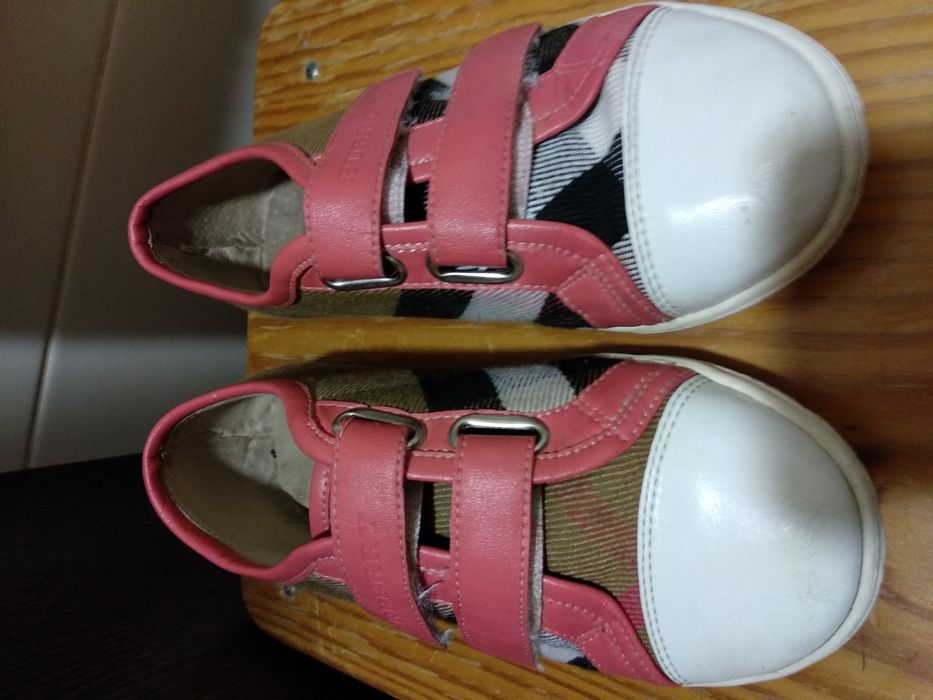 Botas criança e sapatilhas de menina