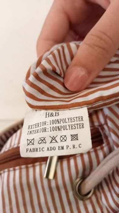 Mochila com aplicações em missangas