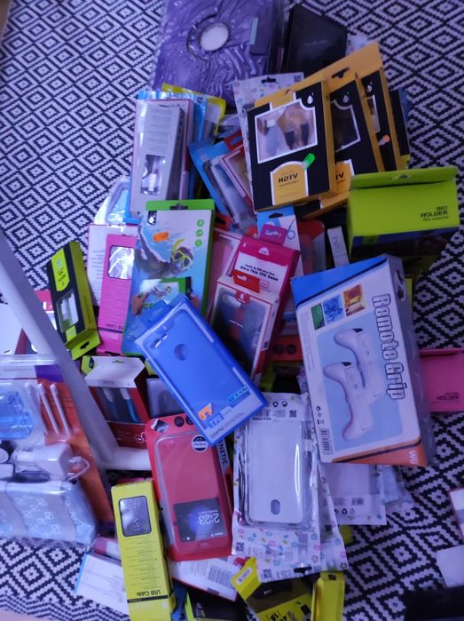 Caixa para destralhar c/81 artigos variados novos