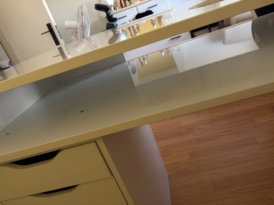 mesa de manicure com dois gaveteiros