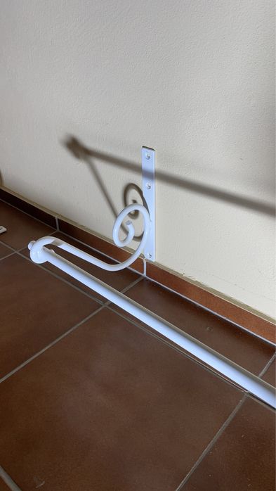 Varões metálicos para loja