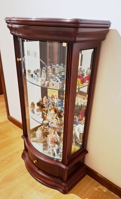 Móvel /  Vitrine  em madeira e vidro