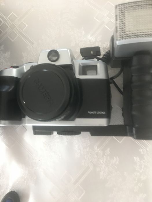 Aparat fotograficzny z lampą , pilotem i torbą orginalną do sprzetu