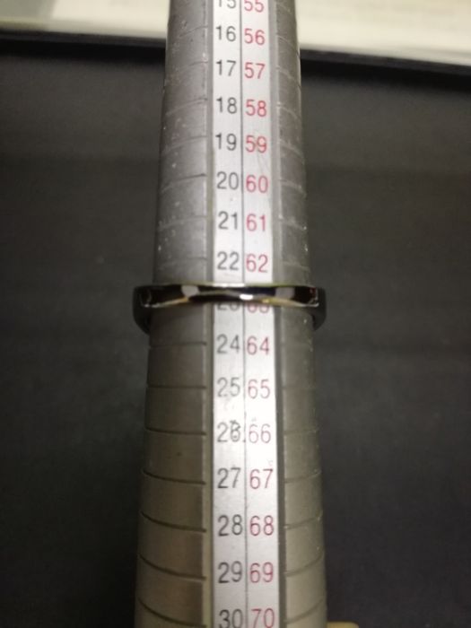 Anel de senhora com vidros brancos