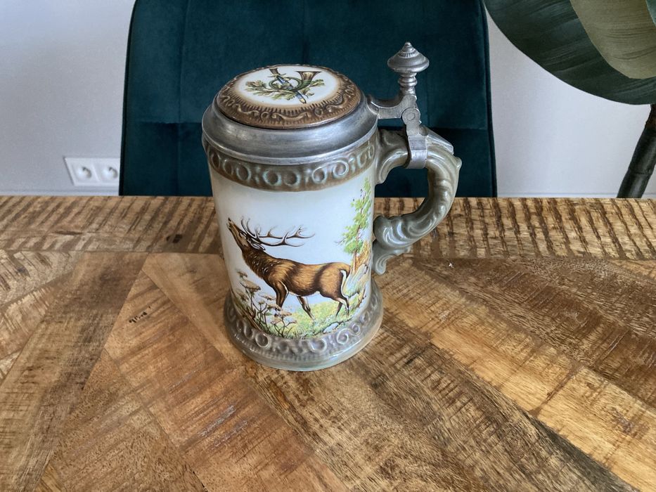 Kufel ceramiczny z motywem myśliwskim z cynową pokrywką