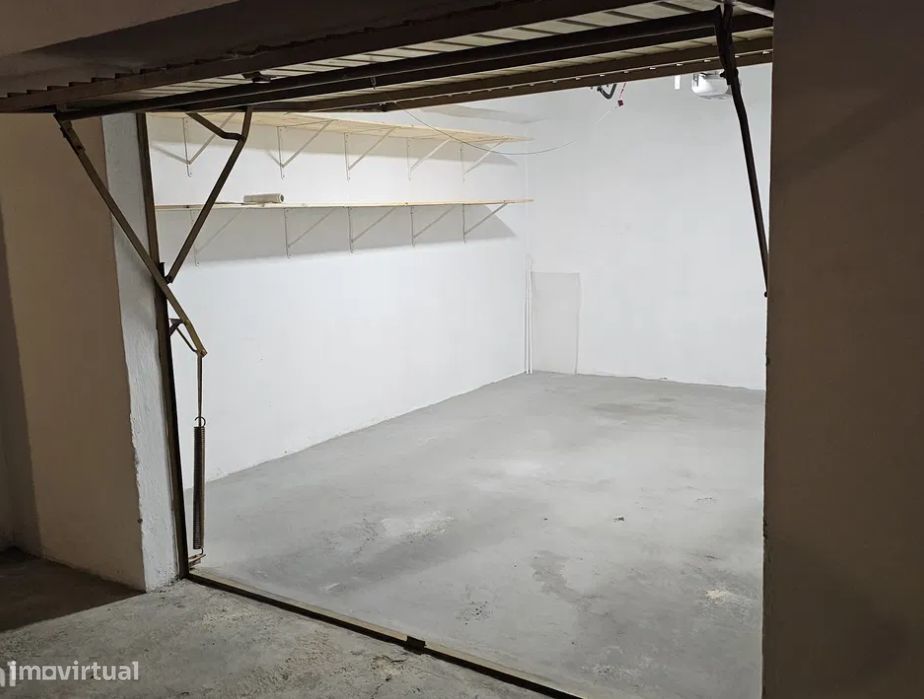 Garagem espaçosa preparada para veículo eléctrico