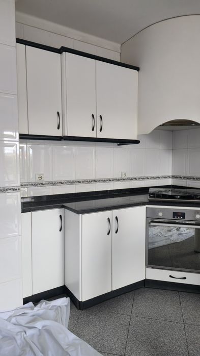 Cozinha Completa em "L"  com Eletrodoméstico,  Bancada em Granito Negro e Lava-loiça + Mesa de jantar