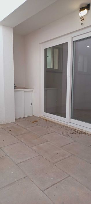 Arrendamento T3 duplex - cozinha semi-equipada, sem mobília, com logradouro e parqueamento - Alhos Vedros